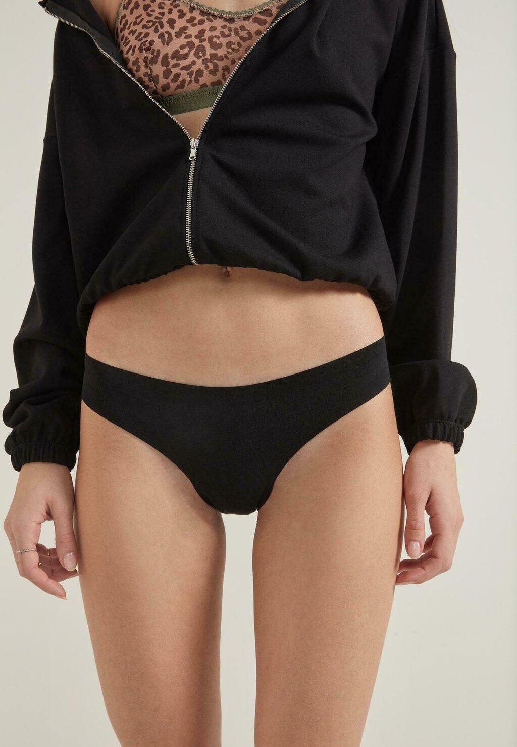 

Стринги SEAMLESS Tezenis, черный