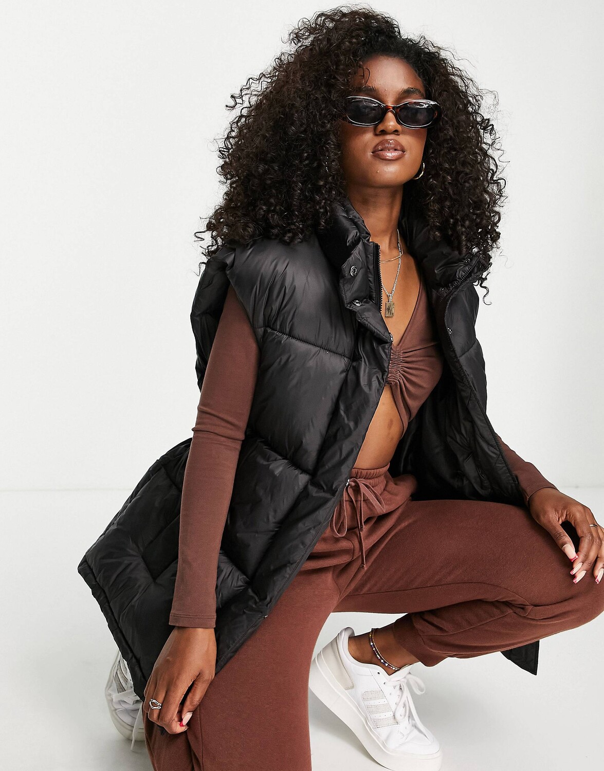 

Черная пуховая куртка с поясом ASOS DESIGN