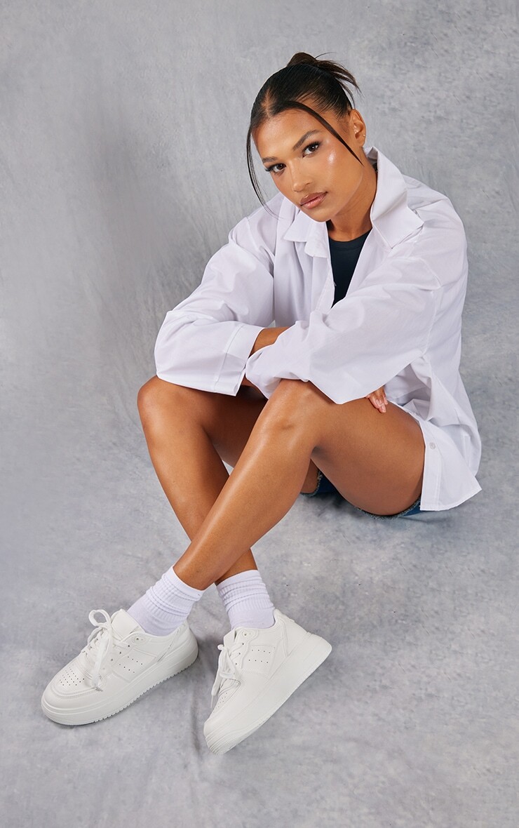 

PrettyLittleThing Белые кроссовки на шнуровке на массивной подошве