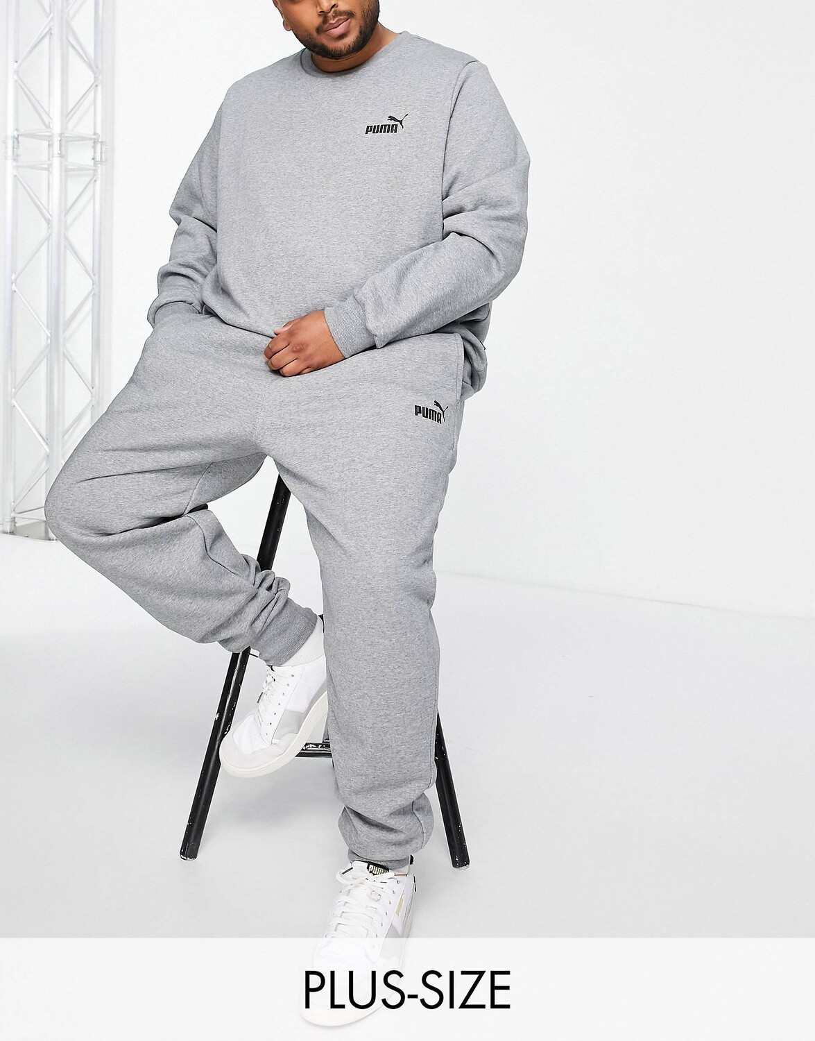 

Серые джоггеры с маленьким логотипом Puma PLUS Essentials