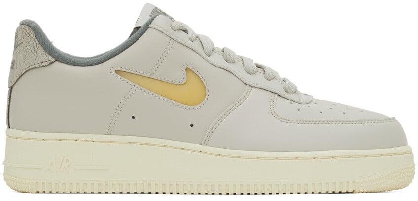 

Серые кроссовки Air Force 1 07 LX Nike