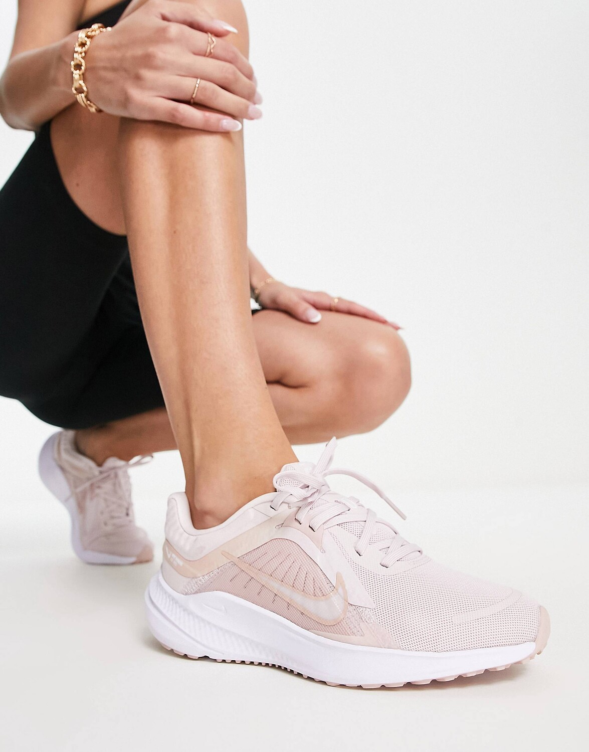 

Персиковые кроссовки Nike Running Quest 5