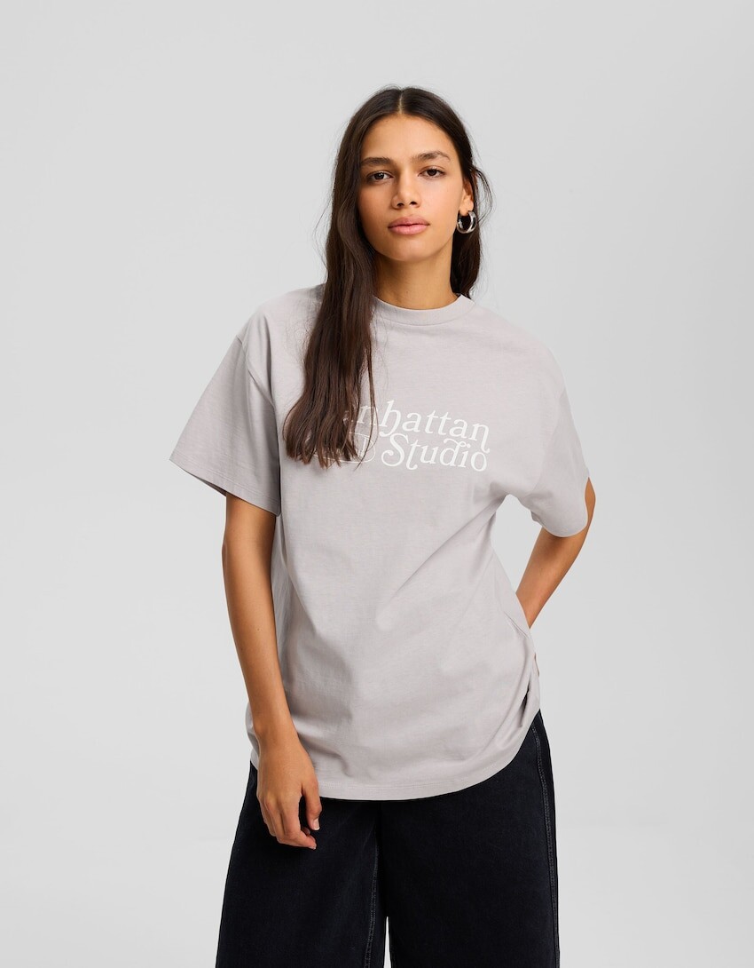 

Футболка с короткими рукавами и принтом Bershka, серый