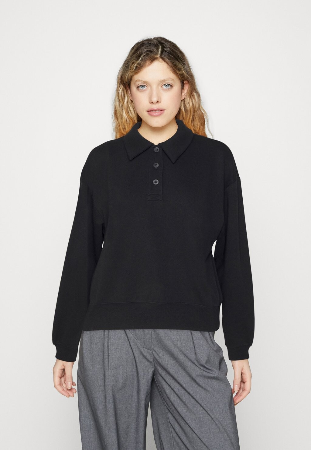 

Толстовка Monki, черный