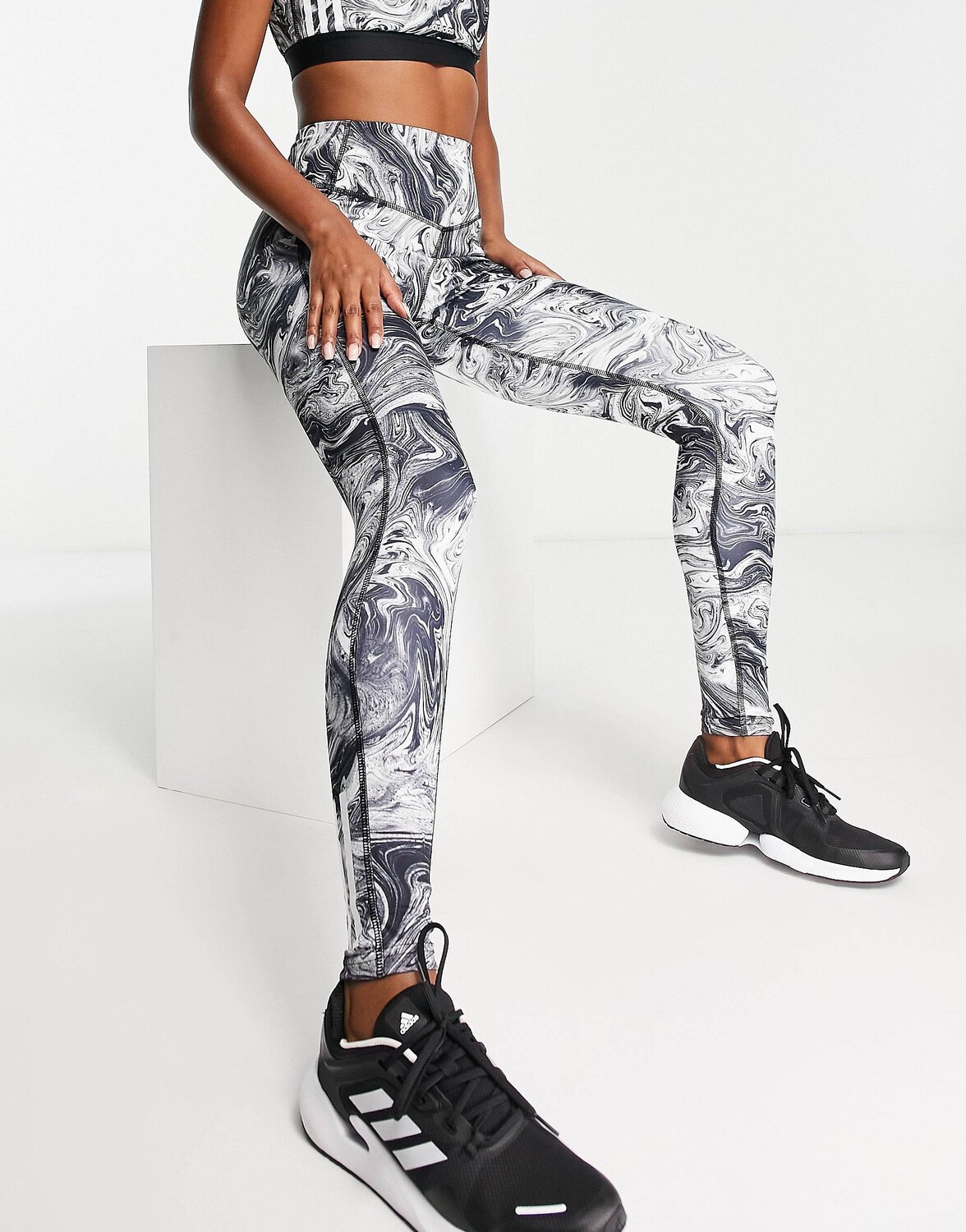 

Черные леггинсы с мраморным принтом adidas Training Hyperglam, Черный