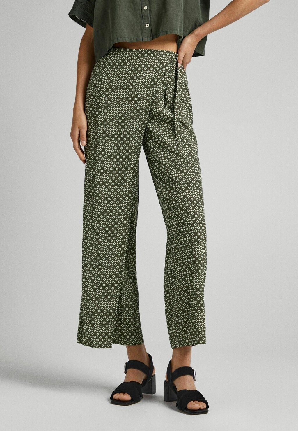 

Брюки Pepe Jeans, зеленый