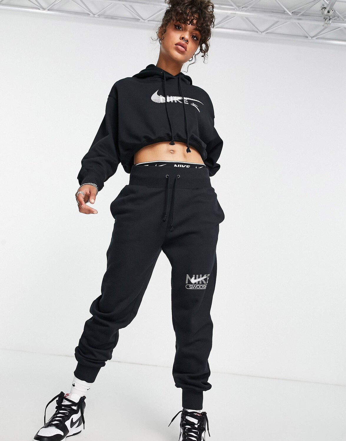 

Черные джоггеры с логотипом Nike Swoosh, Черный