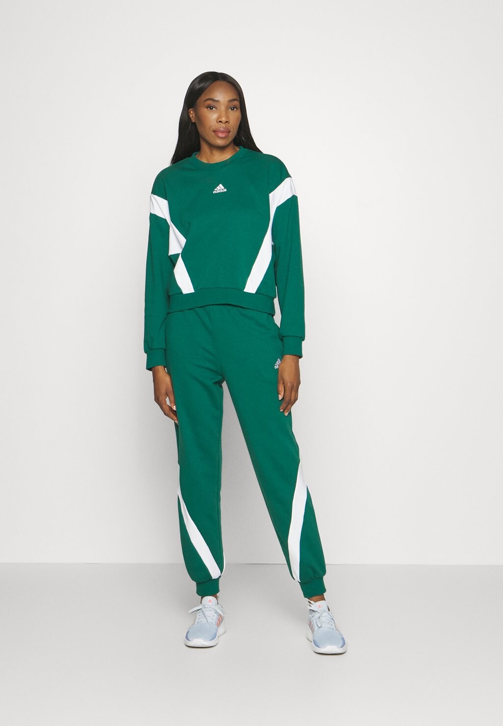 

Спортивный костюм Adidas Laziday Tracksuit, коллегиальный зеленый