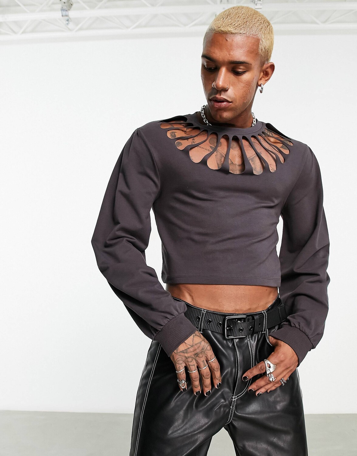 

Серая укороченная толстовка с вырезом лазером ASOS DESIGN, Серый