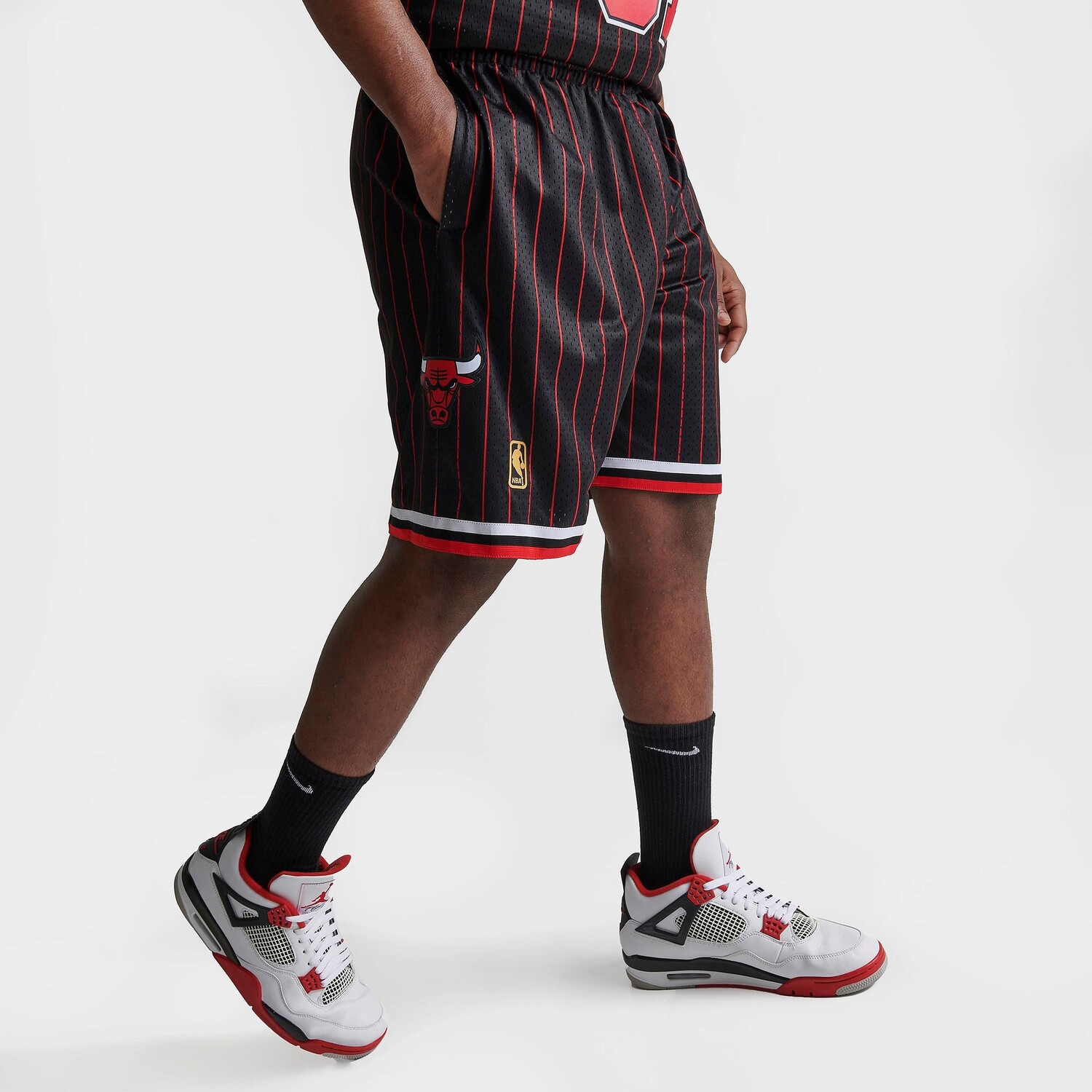 

Мужские баскетбольные шорты Mitchell & Ness Chicago Bulls NBA 1995-96 Alt Swingman, черный
