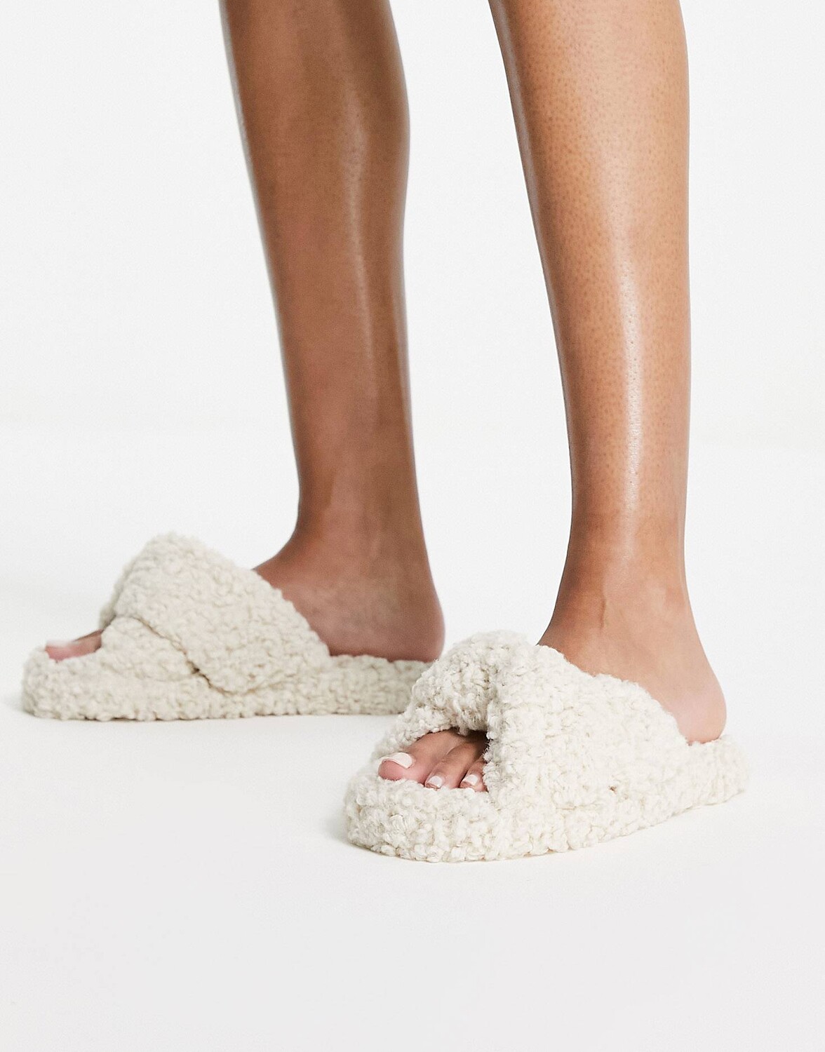 

Кремовые шлепанцы ASOS DESIGN Zeve