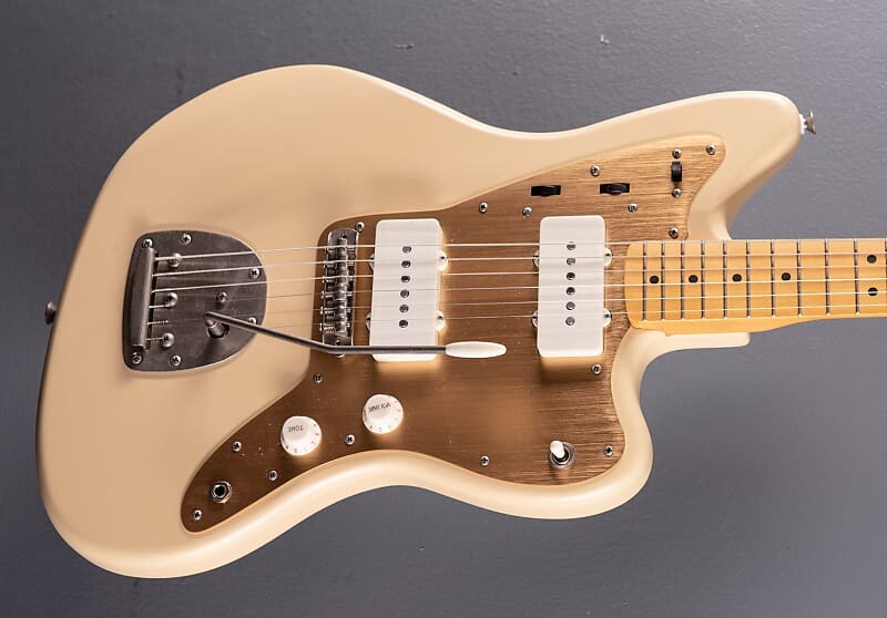 

40th Anniversary Jazzmaster Vintage Edition - Satin Desert Sand Squier 40th Anniversary Jazzmaster Edition -