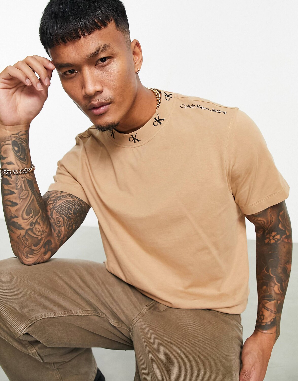 

Верблюжья футболка с жаккардовым воротником и логотипом Calvin Klein Jeans
