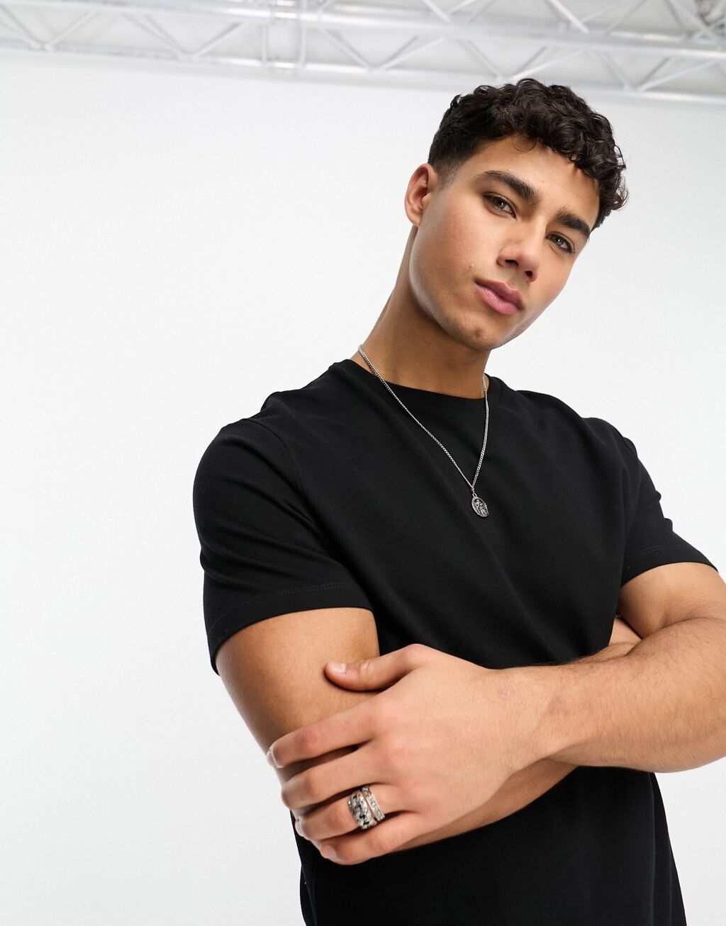 

Черная футболка из пике с круглым вырезом ASOS DESIGN