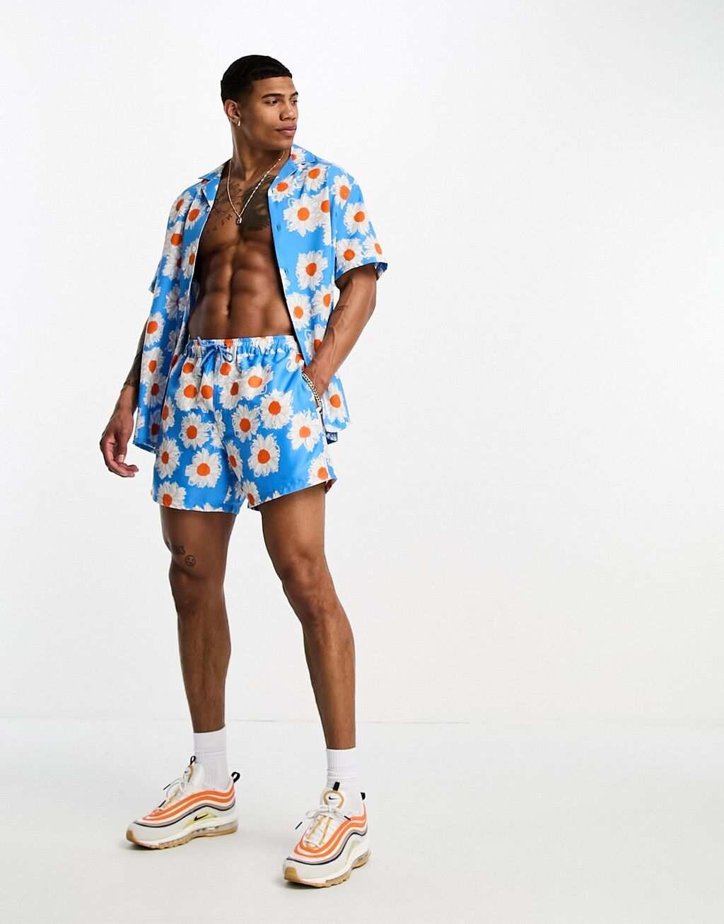 

Короткие шорты для плавания с ромашковым принтом ASOS DESIGN
