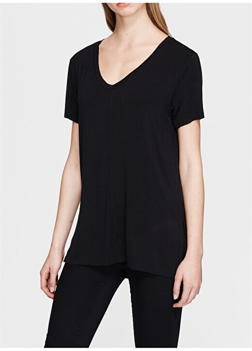 

Однотонная черная женская футболка с V-образным вырезом BASIC V NECK TOP B Mavi, черный