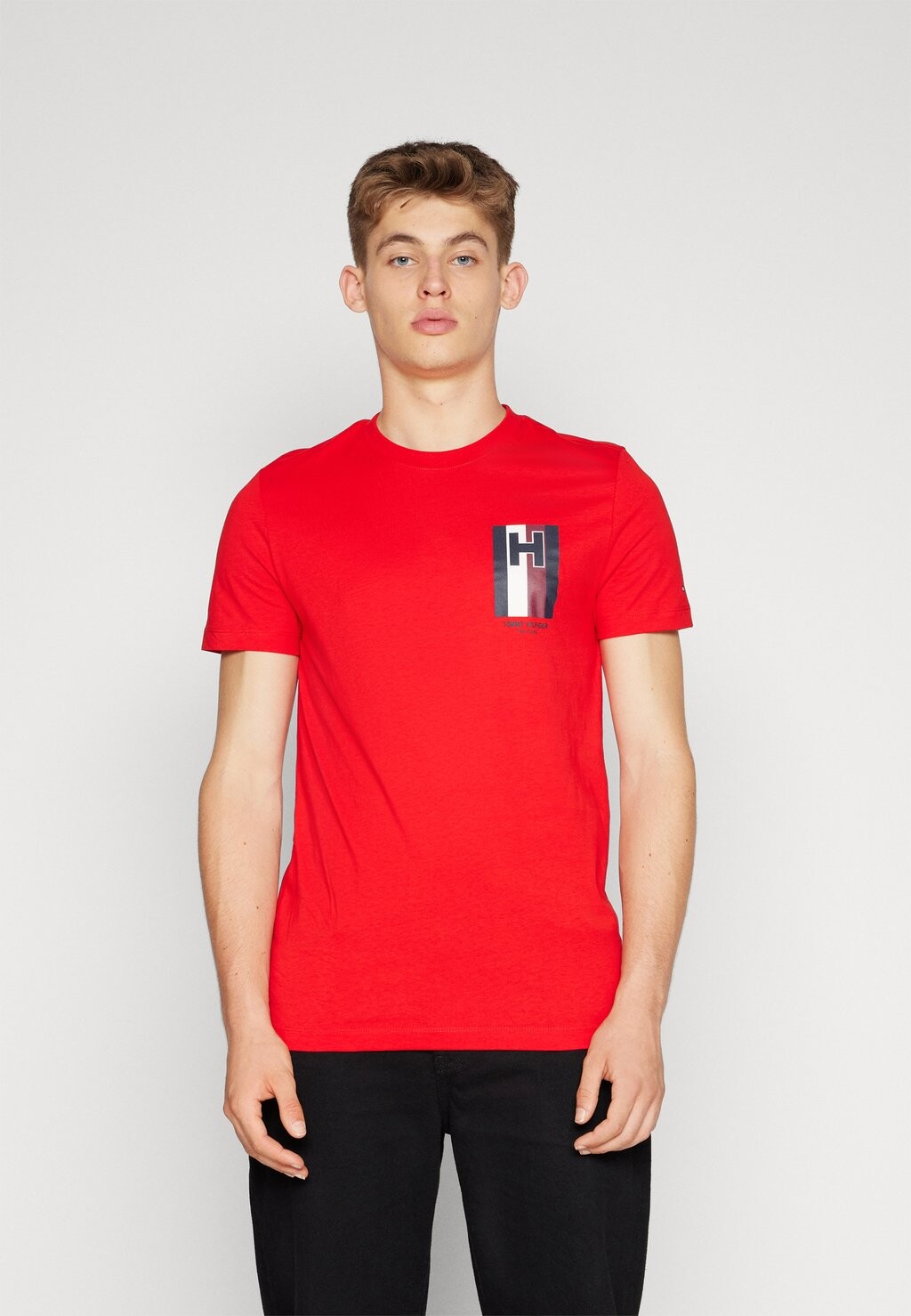 

Футболка с принтом Emblem Tee Tommy Hilfiger, цвет fierce red