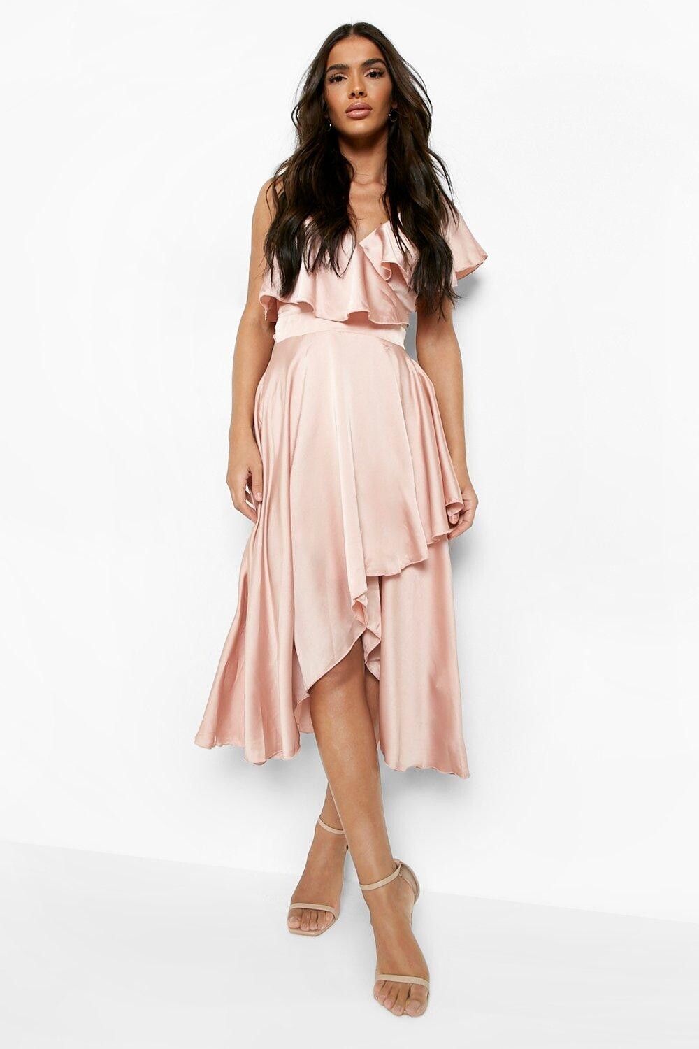 

Атласное платье с орушами и запахом Boohoo, роза
