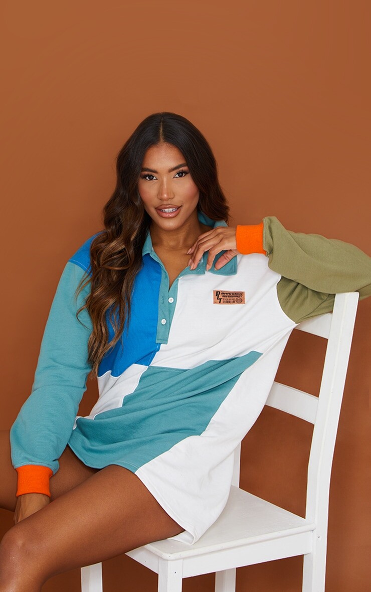 

PrettyLittleThing Минерально-синий джемпер с контрастными блоками и принтом