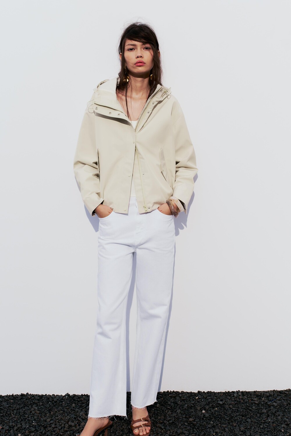 

Техническая куртка с капюшоном ZARA, экрю