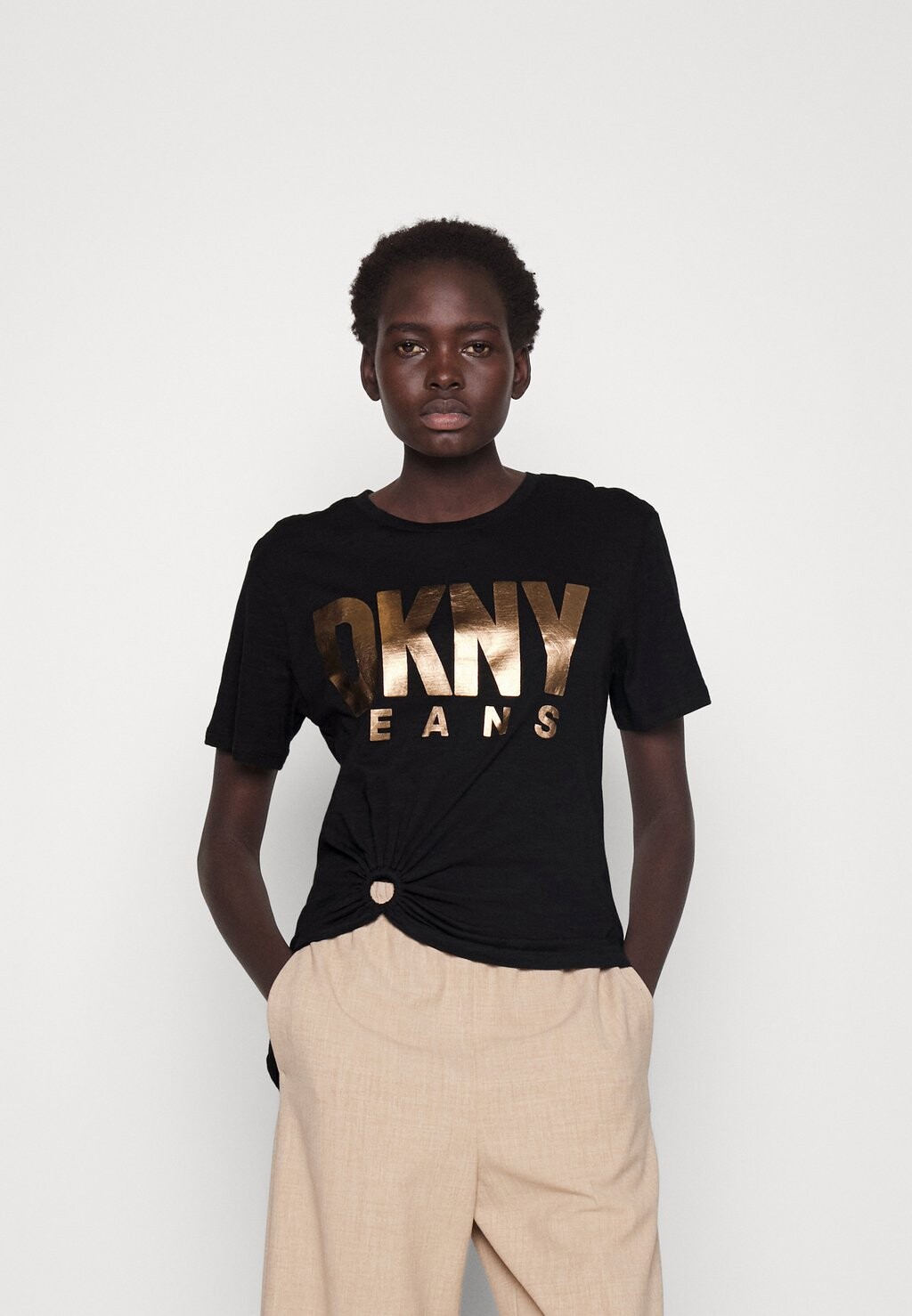 

Футболка с принтом DKNY, черный