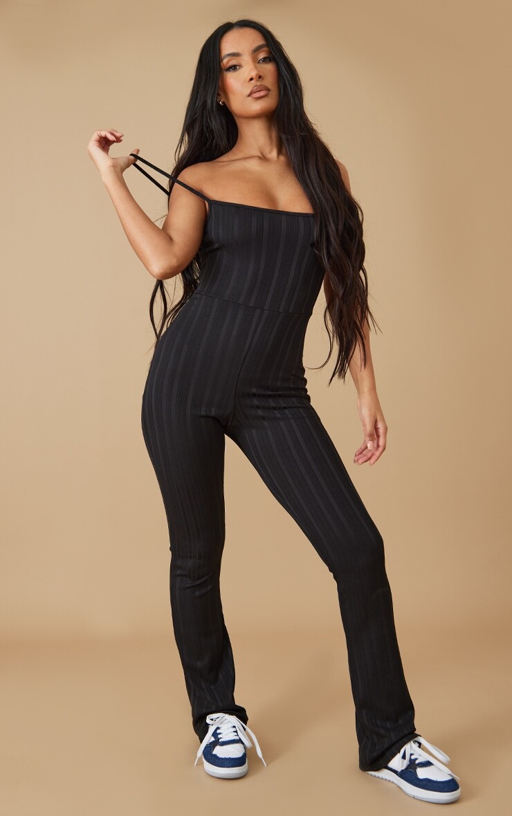 

PrettyLittleThing Черный комбинезон с широким ребристым квадратным вырезом и бретелями