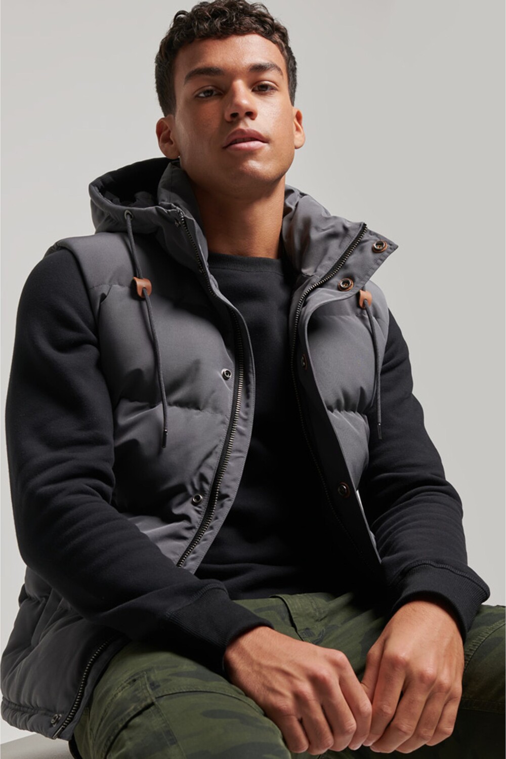 

Пуховик Everest с капюшоном Superdry, серый