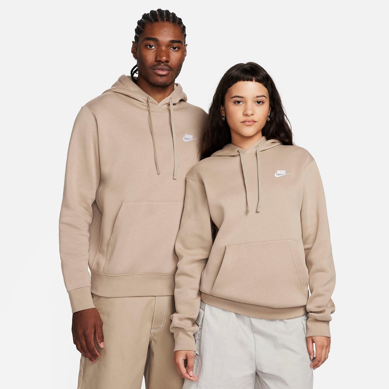 

Флисовая худи с вышивкой Nike Sportswear Club, коричневый