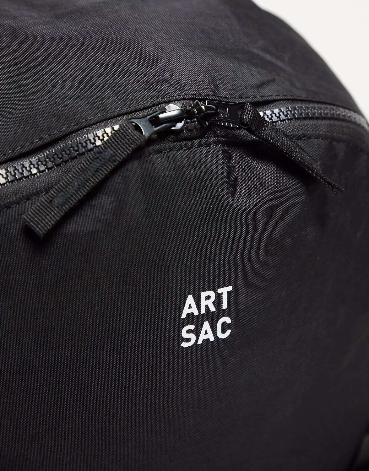 

Черный рюкзак с тремя карманами ARTSAC