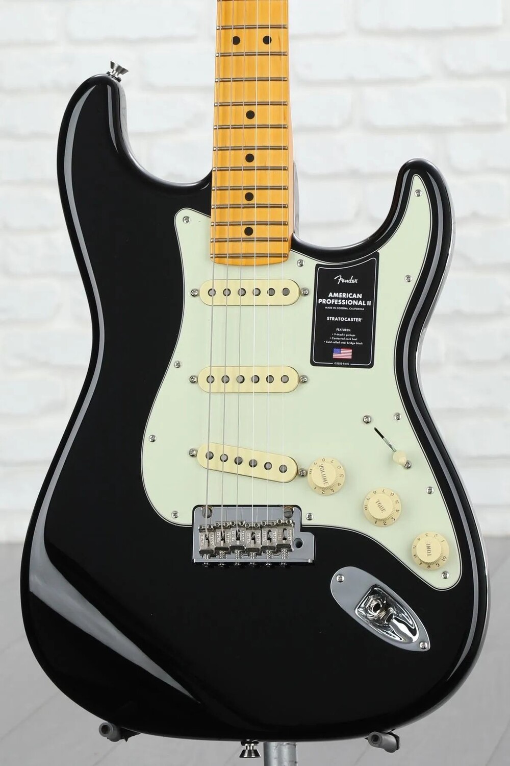 

Fender American Professional II Stratocaster — черный, с кленовой накладкой на гриф