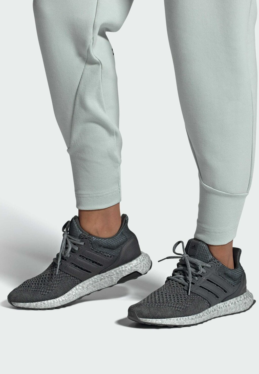

Нейтральные кроссовки ULTRABOOST 1.0 adidas Sportswear, карбон ярко-красный