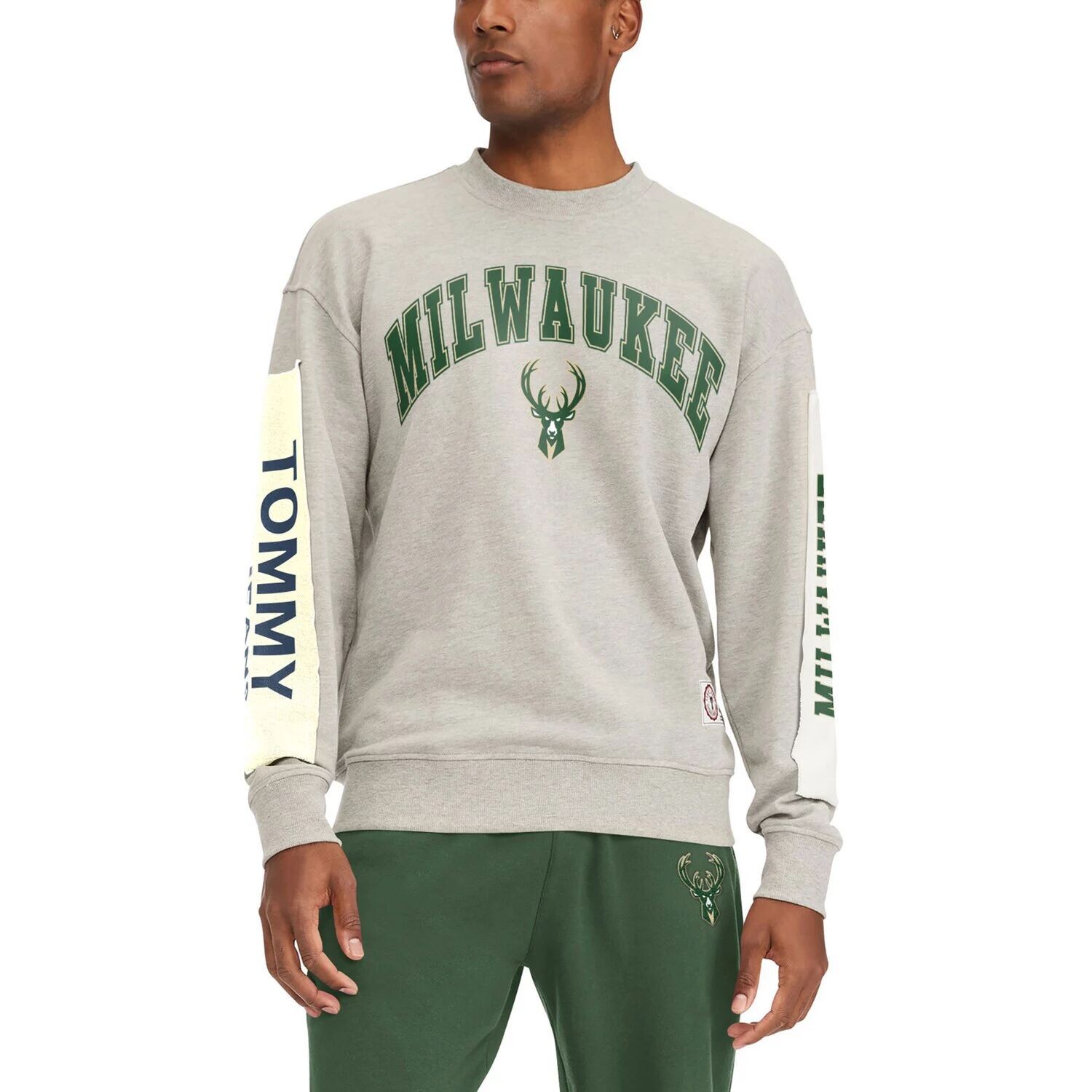 

Мужской серый пуловер с нашивкой Tommy Jeans Milwaukee Bucks James