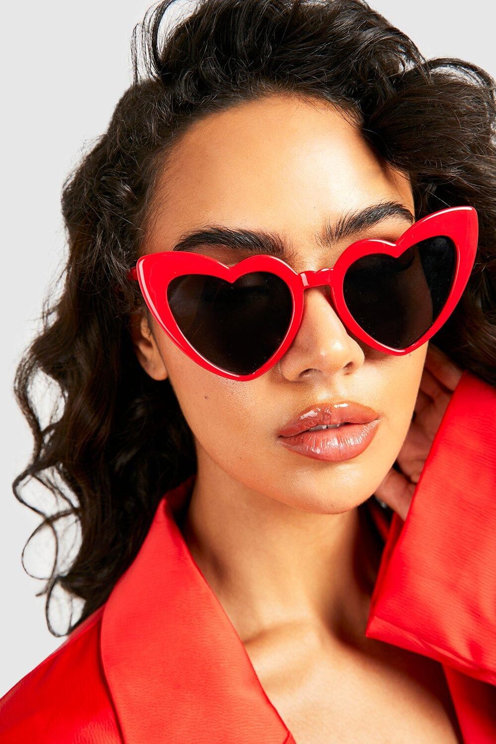 

Солнцезащитные очки с красным сердцем Boohoo, красный