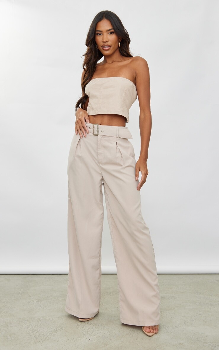 

PrettyLittleThing Приталенные брюки из каменной ткани с поясом и широкими штанинами