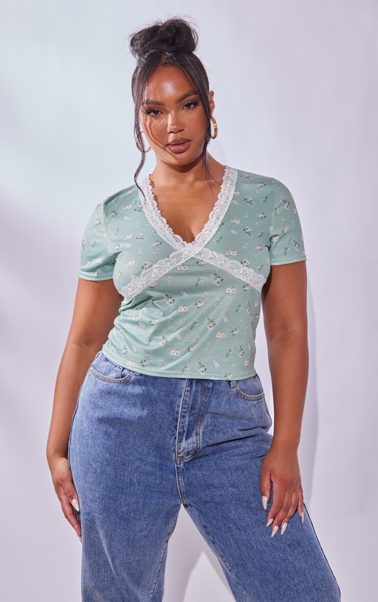 

PrettyLittleThing Зеленый топ с короткими рукавами и цветочным принтом Plus Sage Green