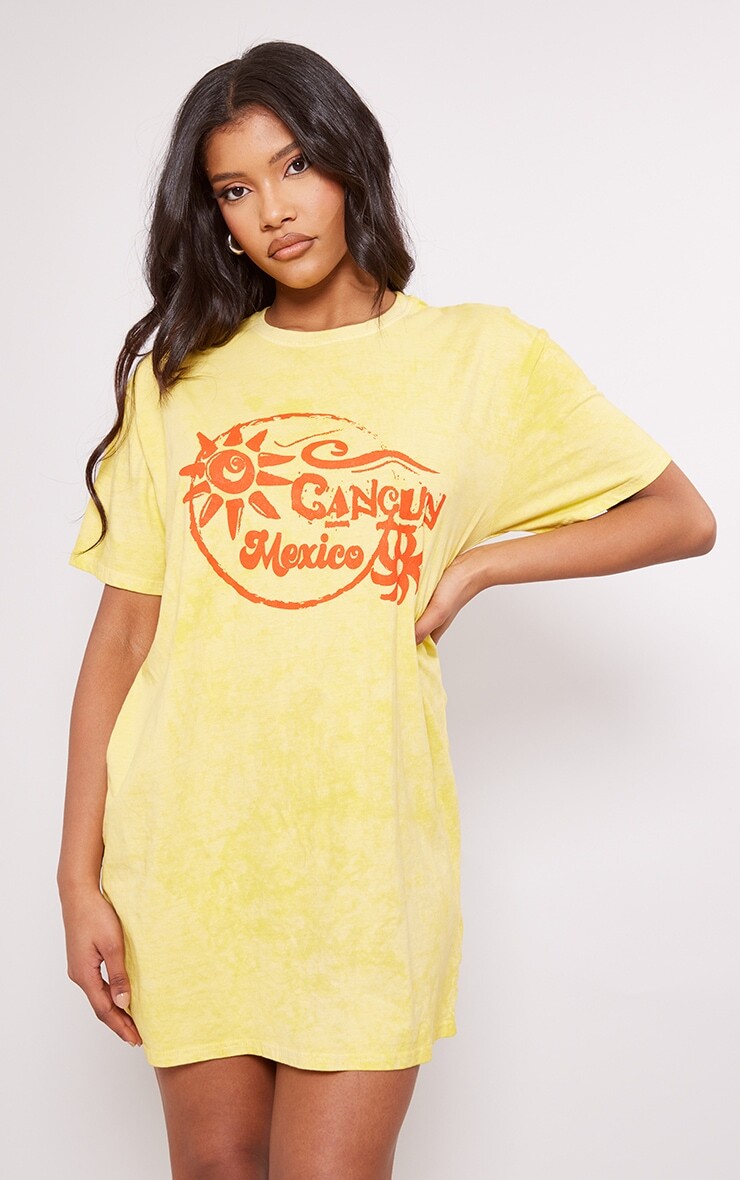 

PrettyLittleThing Платье-футболка с надписью Cancun горчичного цвета и кислотой