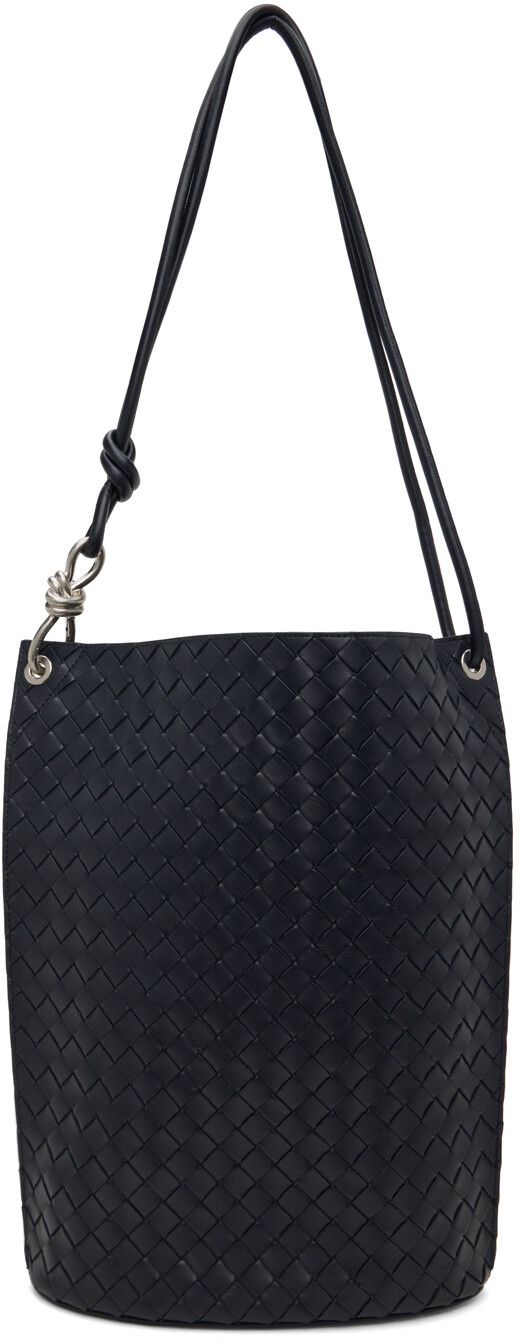 

Темно-синяя сумка среднего размера с узлом Bottega Veneta
