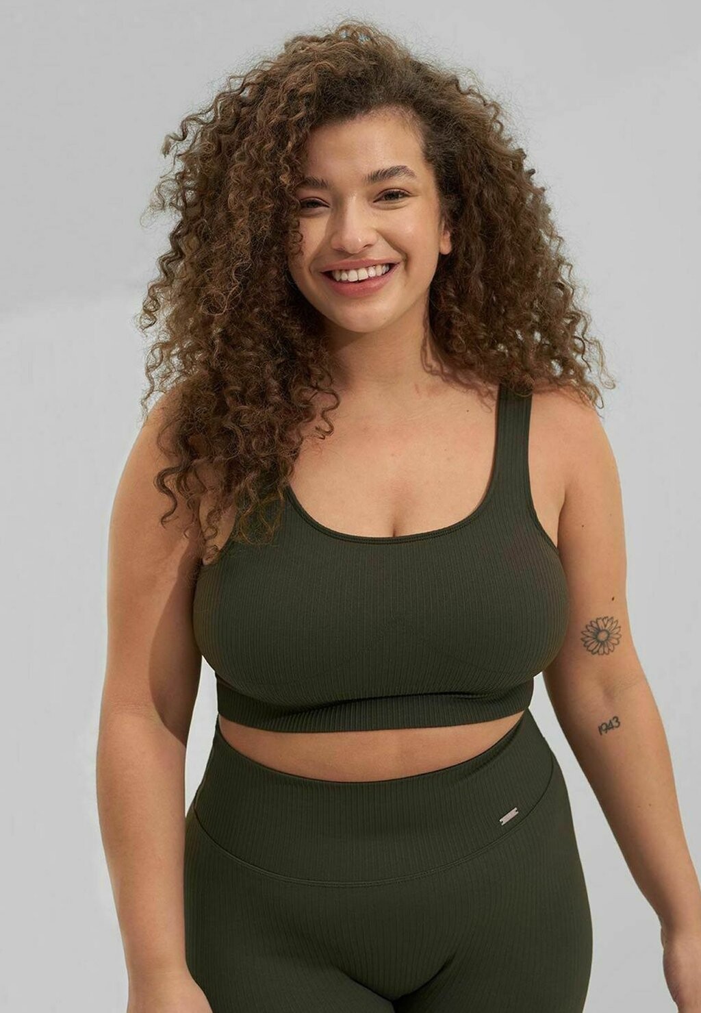 

Спортивный бюстгальтер средней поддержки RIBBED SEAMLESS aim’n, цвет khaki