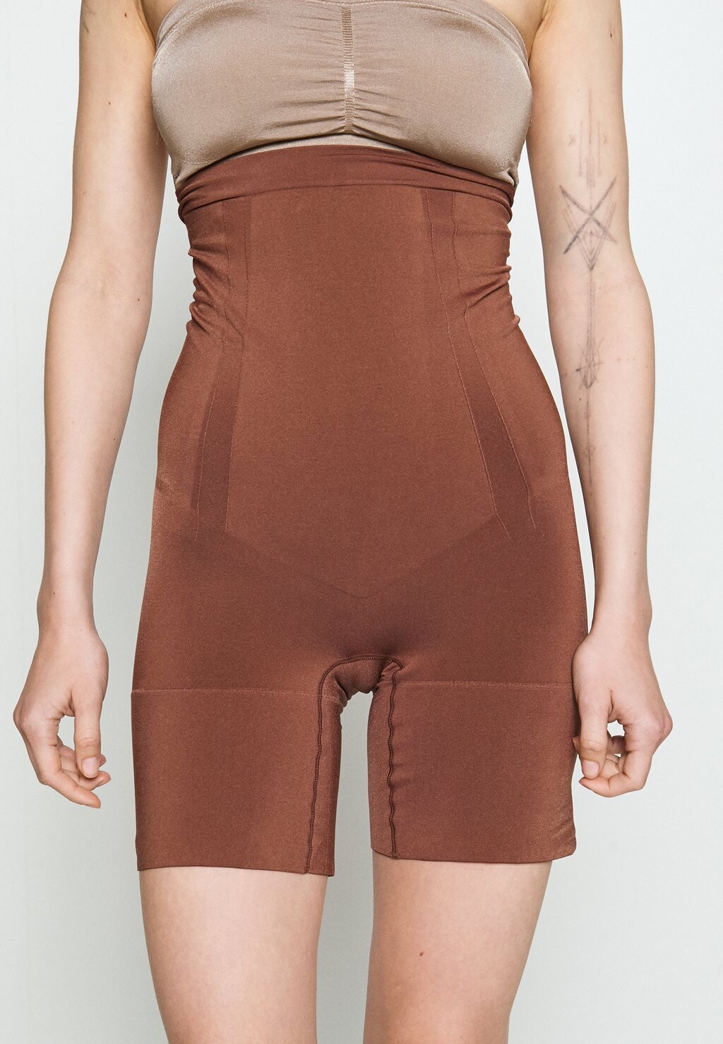 

Корректирующее белье Spanx
