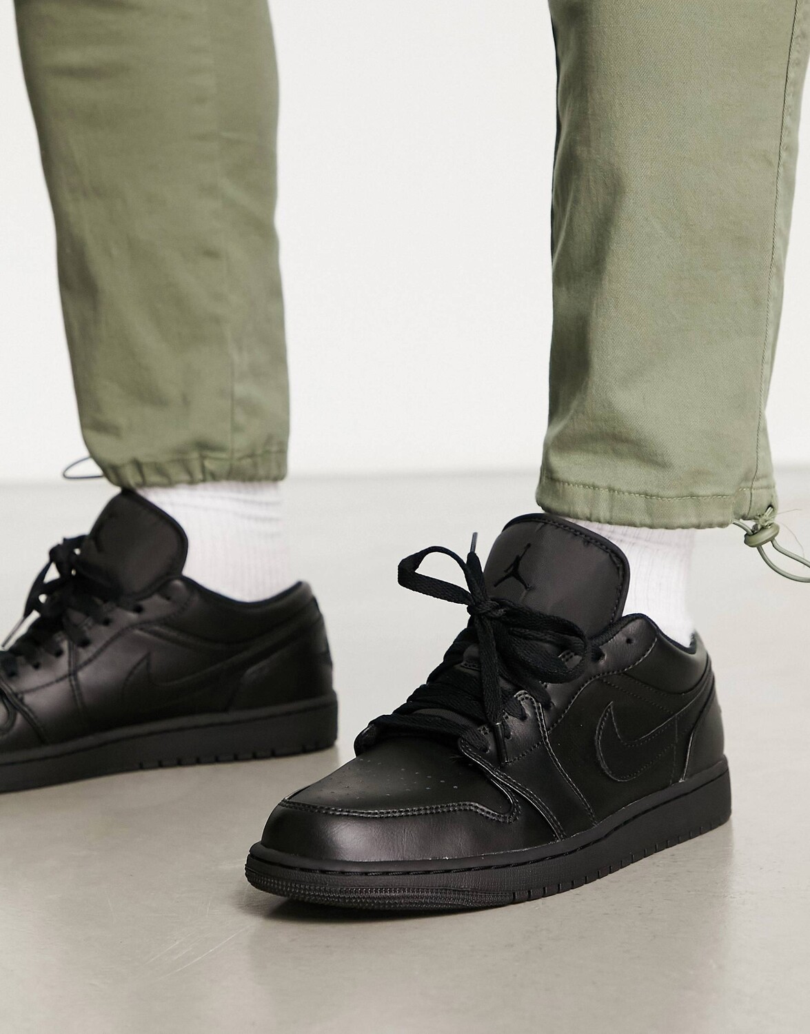 

Air Jordan 1 Low в тройном черном цвете