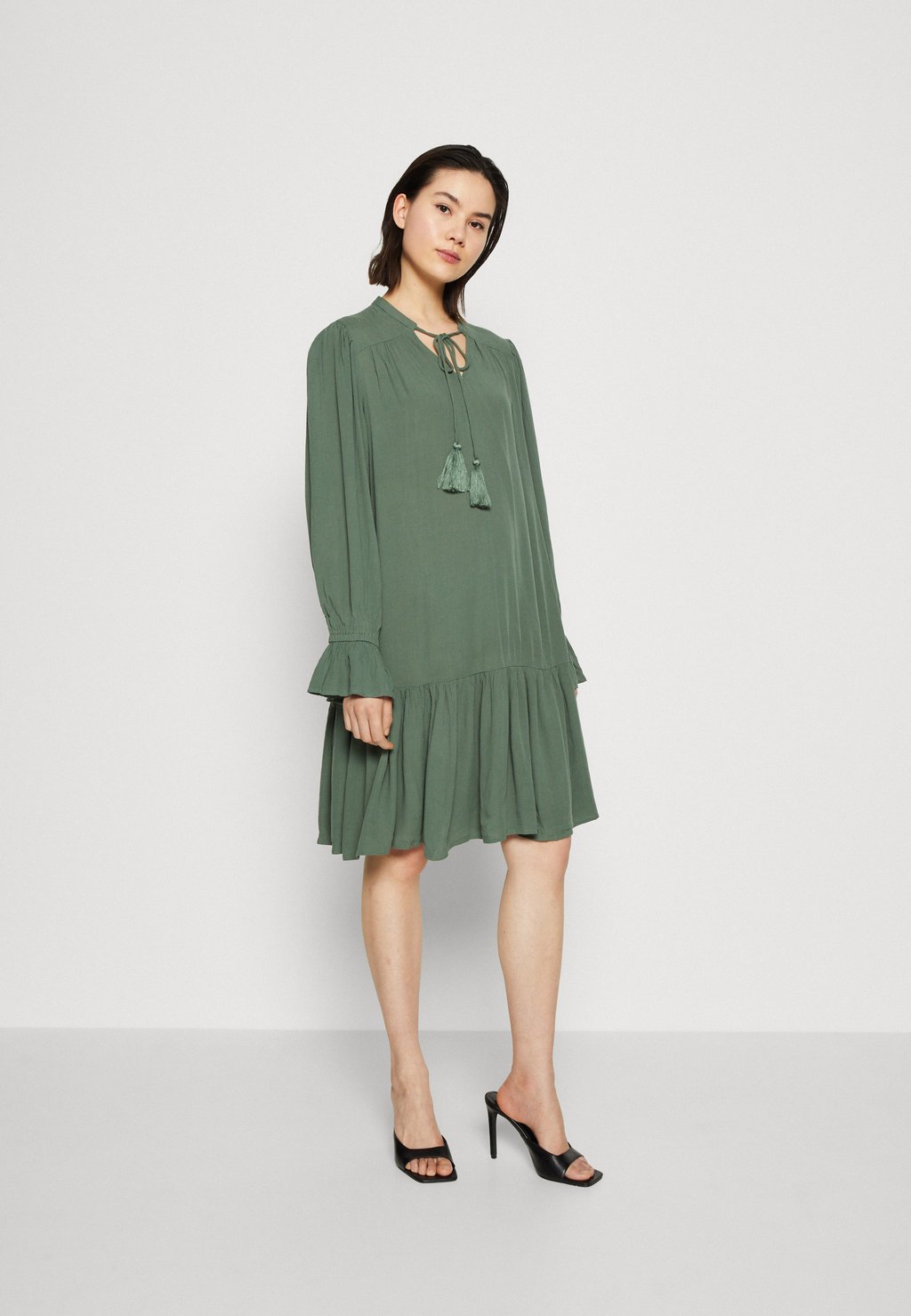 цена Летнее платье темно-зеленого цвета VILA
