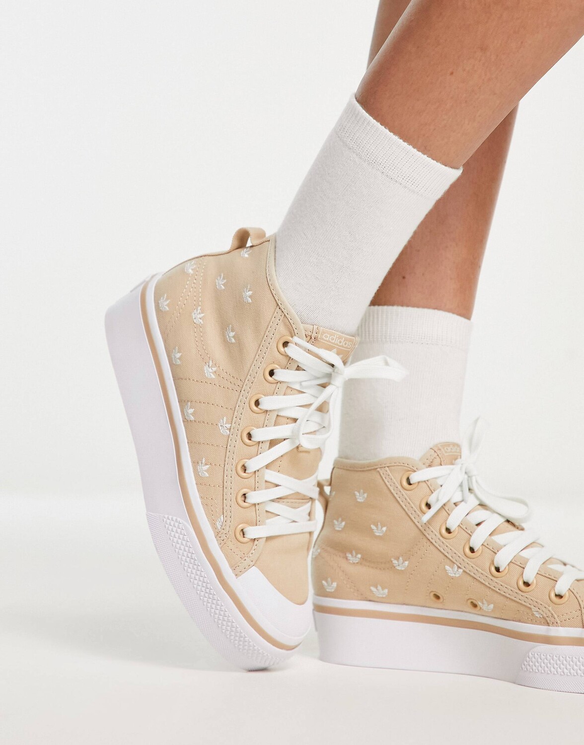 

Бежевые кроссовки adidas Originals Nizza на платформе с монограммой
