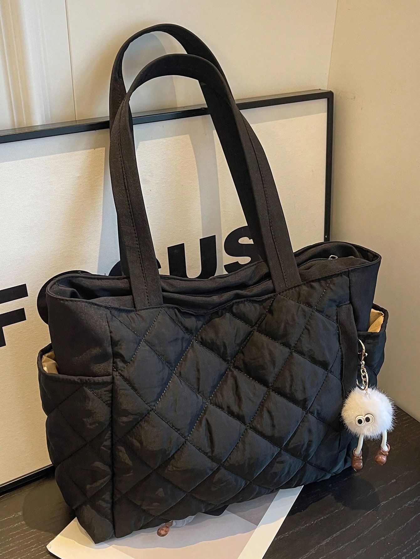 Простая однотонная женская сумка-тоут с несколькими карманами и кулоном для отдыха, черный