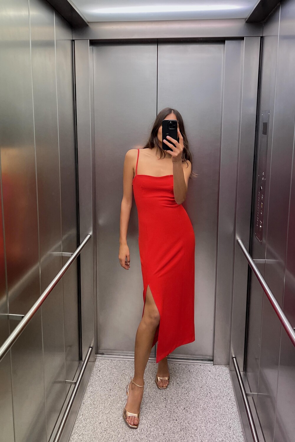 

Платье миди с вырезом в форме сердца и тонкими бретелями ZARA, красный апельсин