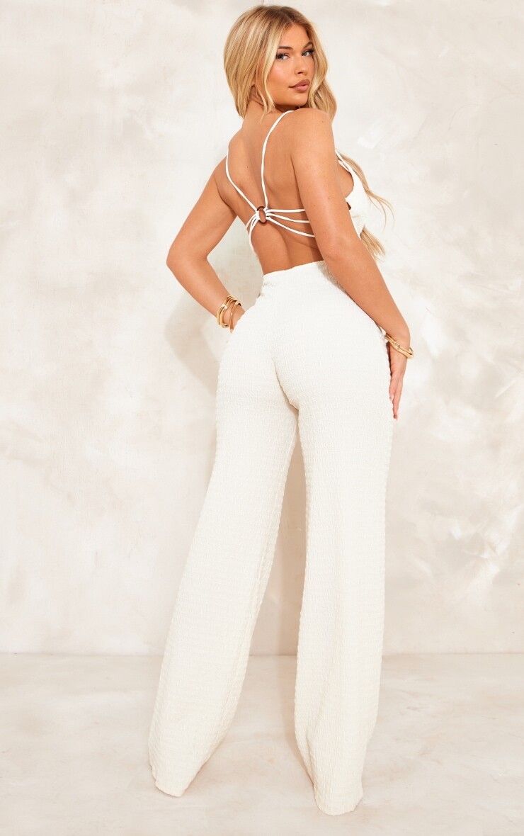 

PrettyLittleThing Кремовый текстурированный комбинезон с бретелями и вырезами в виде колец