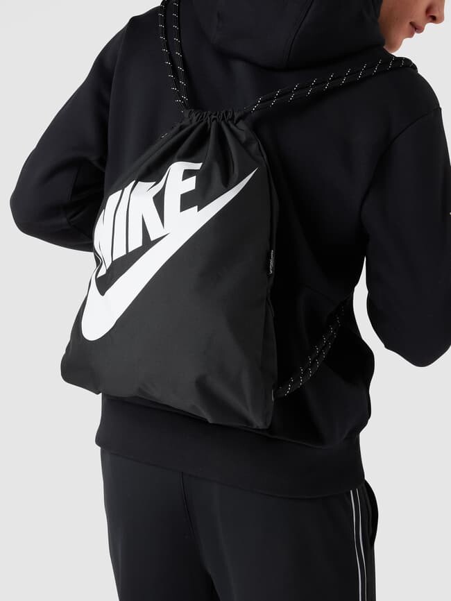 

Рюкзак с принтом этикетки Nike, черный