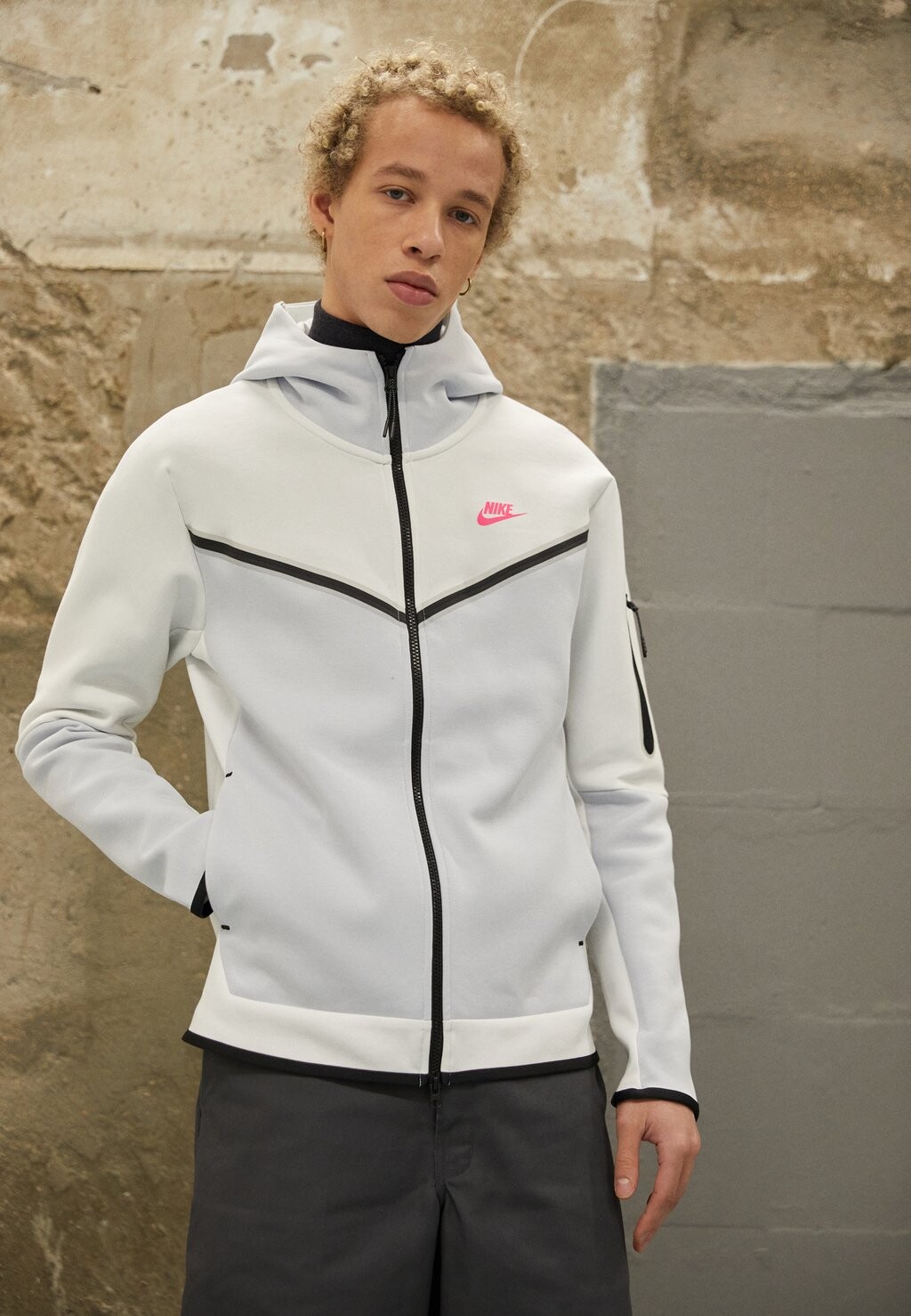 

Толстовка на молнии Nike