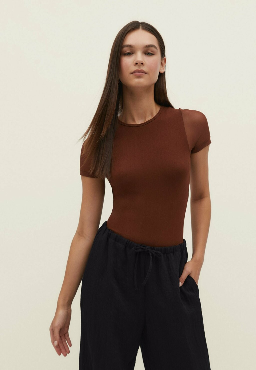 

Футболка с принтом Stradivarius, коричневый