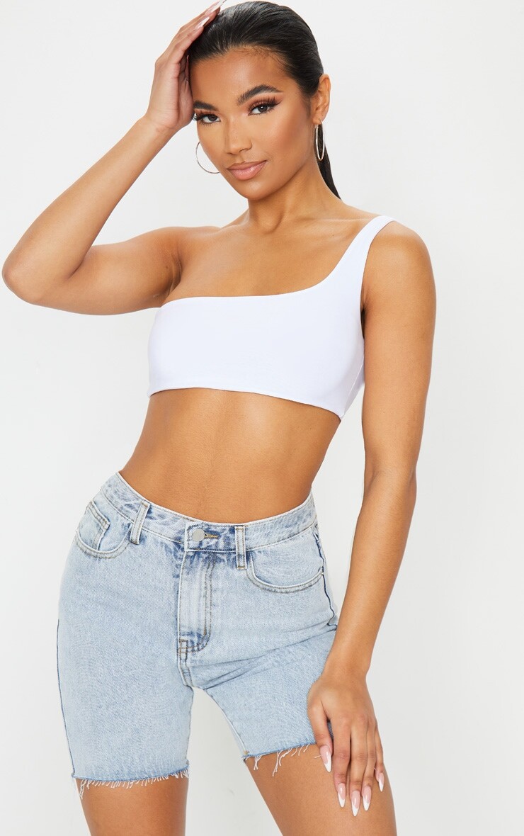 

PrettyLittleThing Удлиненные джинсовые шорты приталенного кроя Bleach