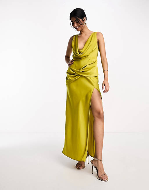 

Атласное платье макси с воротником-хомутом и рюшами ASOS DESIGN